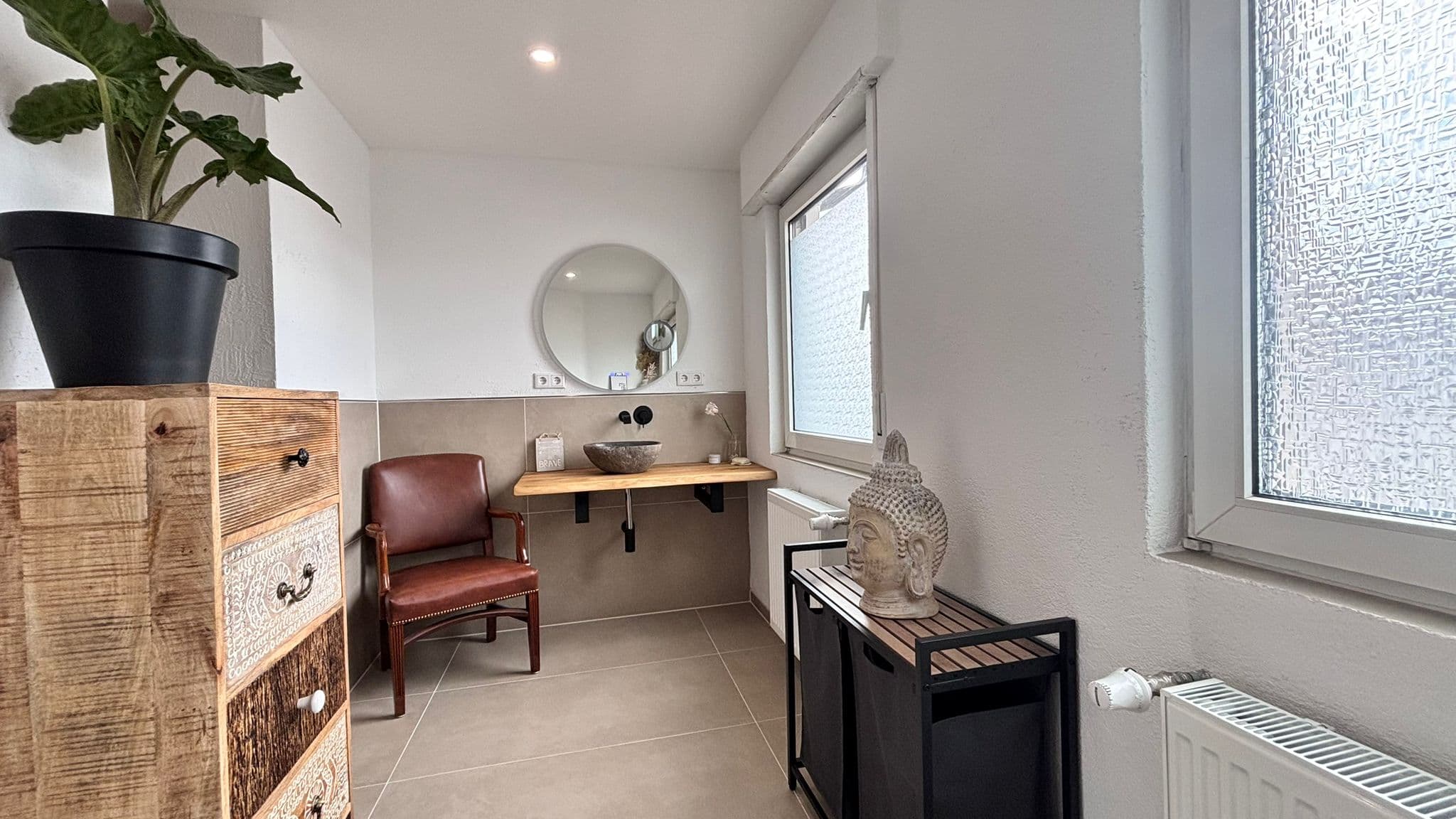 Modernisiertes Hauptbad im Einfamilienhaus mit bodengleicher Dusche