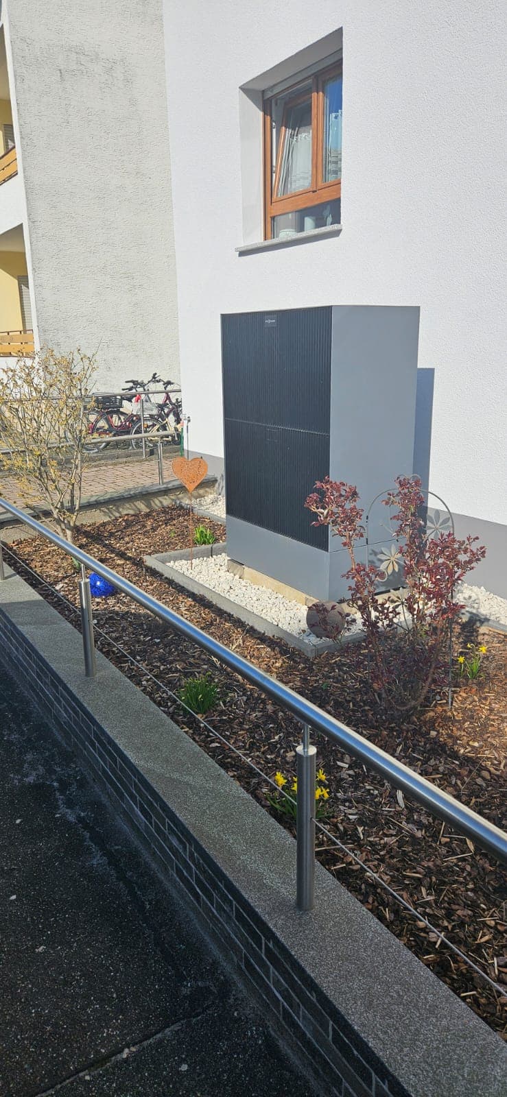 Installierte Wärmepumpenanlage mit Innenkomponenten und geordneter Leitungsführung, weitere Projektansicht 1
