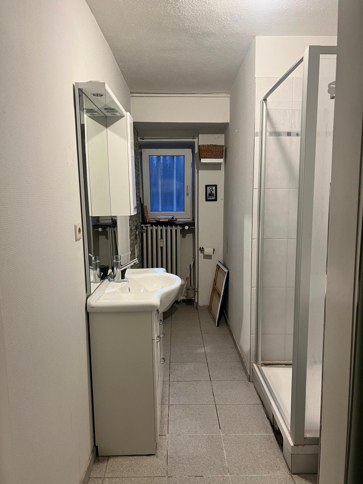 Badezimmer vor der vollständigen Sanierung nach einem Wasserschaden
